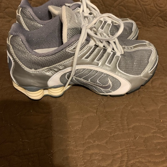 Nike Shoes - EUC CUTE SPARKLY GRAY NIKE SHOX SIZE 7.5
